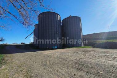 In vendita capannoni e silos di via Montegrande