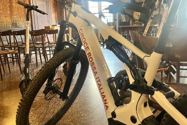 Donati alla Croce Rossa bici e monopattini sequestrati dalla Polizia