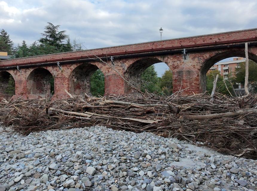 Pianoro Vecchio, una montagna di tronchi blocca parzialmente il fiume