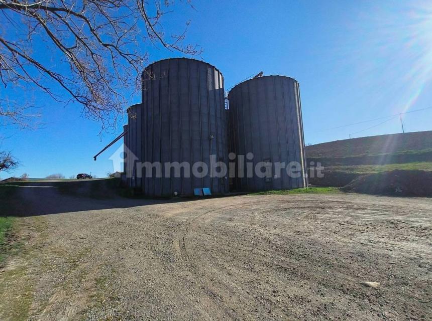 In vendita capannoni e silos di via Montegrande